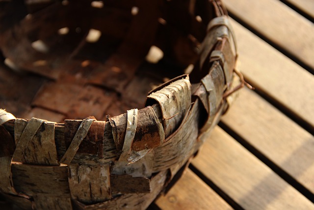 Hände gestalten etwas aus Naturmaterialien